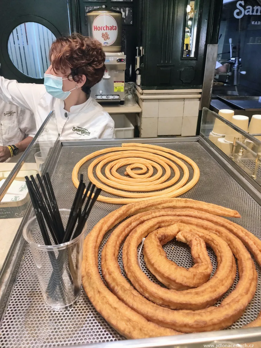 Chocolateria San Ginés: frisch frittierte Porras (die dickere Variante der Churros), Churros und an der Rückwand ein Behälter für das beliebte spanische Getränk Horchata. Chocolateria San Ginés: frisch frittierte Porras (die dickere Variante der Churros), Churros und an der Rückwand ein Behälter für das beliebte spanische Getränk Horchata.