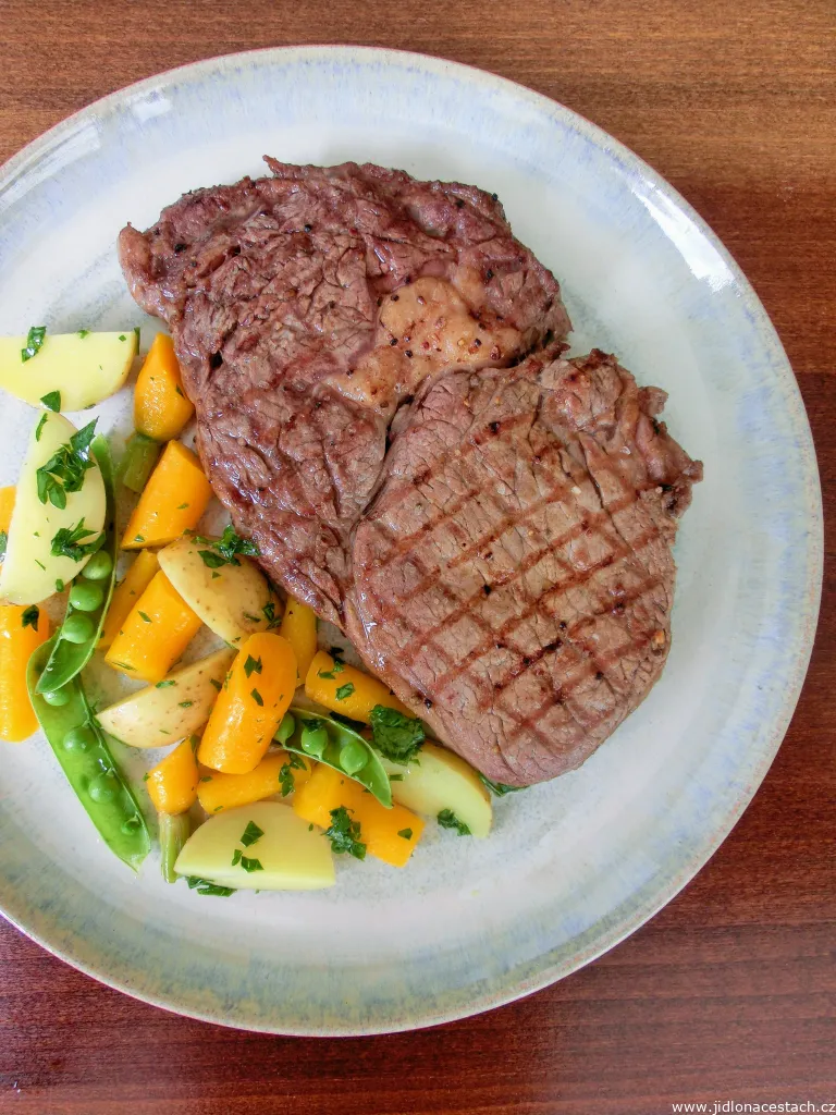 Mé domácí vaření: rib-eye steak (červen 2017).