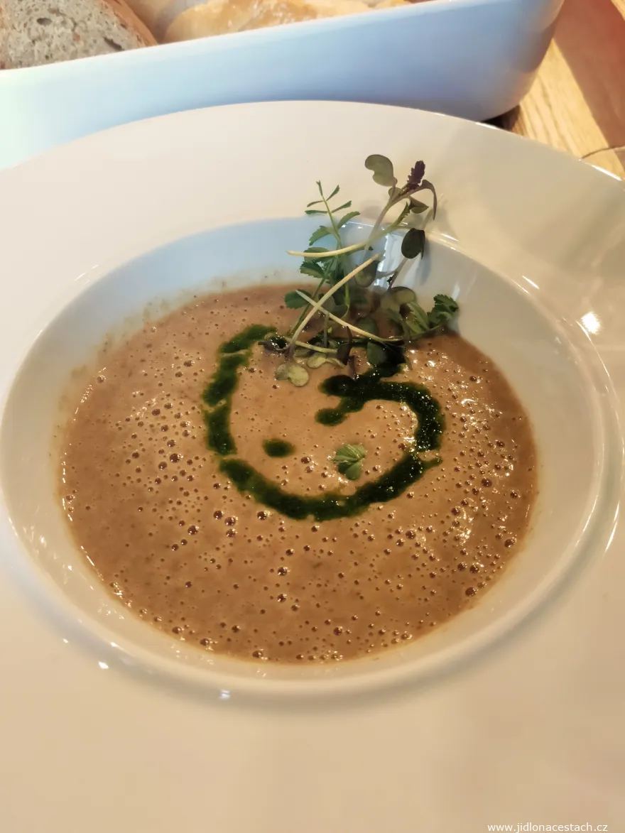 Steinpilzcremesuppe mit Ravioli, gefüllt mit Schweinebäckchen und Spinat. Steinpilzcremesuppe mit Ravioli, gefüllt mit Schweinebäckchen und Spinat.