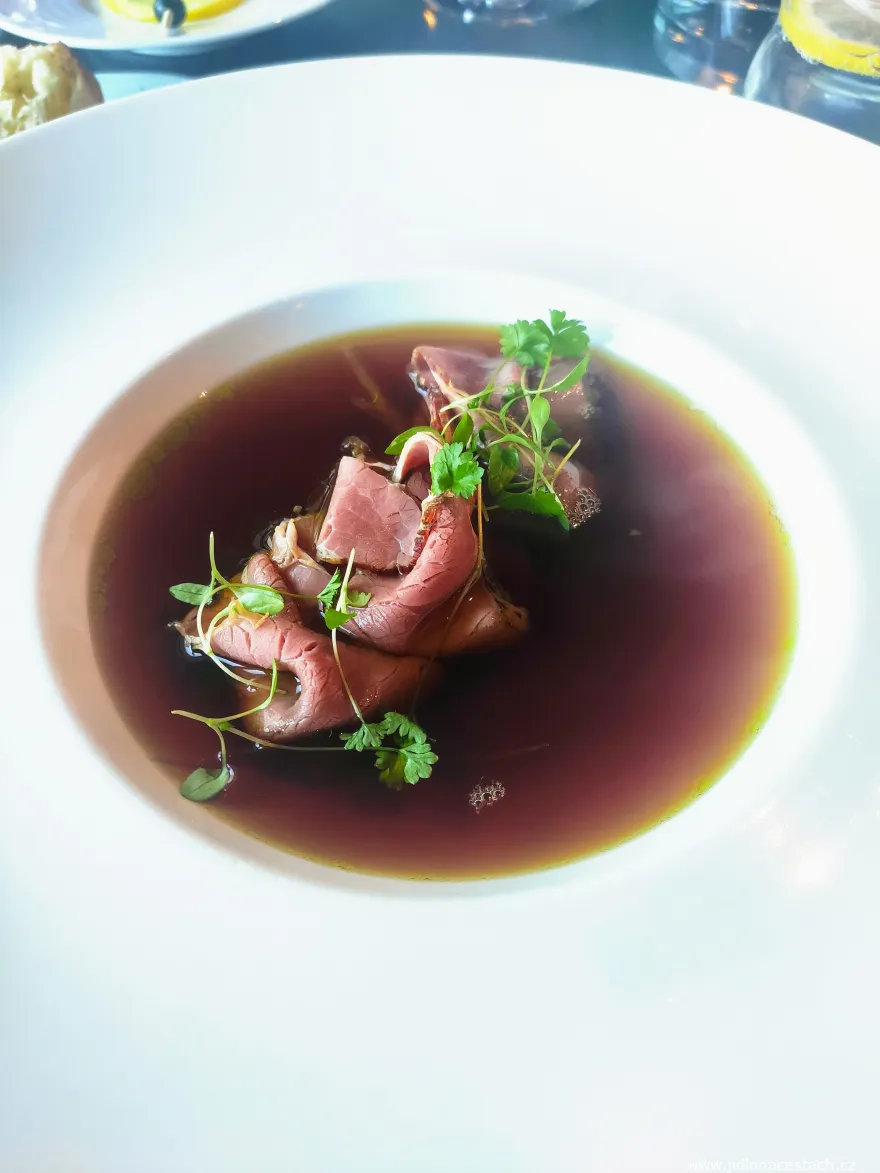 Restaurace Mlýnec: silný hovězí vývar s plátky masa. Restaurace Mlýnec: silný hovězí vývar s plátky masa.