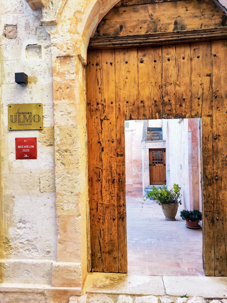 L'entrée du restaurant Dimora Ulmo à Matera, en Italie : la porte d'un autre monde, derrière laquelle vous attend un moment à part. L'entrée du restaurant Dimora Ulmo à Matera, en Italie : la porte d'un autre monde, derrière laquelle vous attend un moment à part.