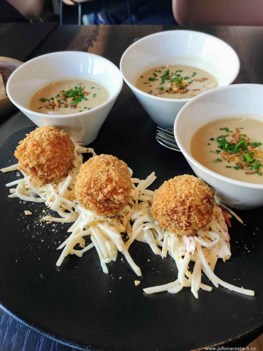 Restaurace Mlýnec: houbové kyselo a kuřecí kroketa. Restaurace Mlýnec: houbové kyselo a kuřecí kroketa.