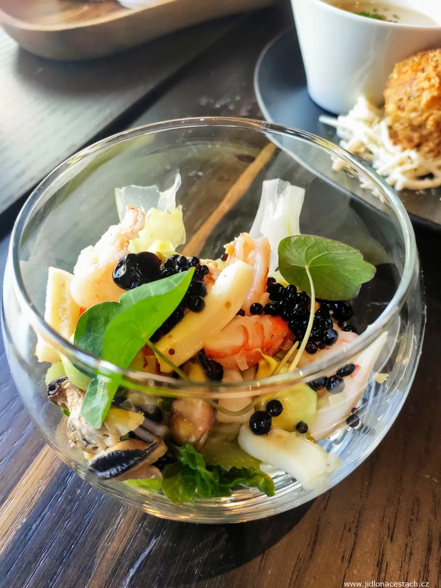Restaurace Mlýnec: salát z mořských plodů, fenykl, řapíkatý celer a salát little gem. Restaurace Mlýnec: salát z mořských plodů, fenykl, řapíkatý celer a salát little gem.