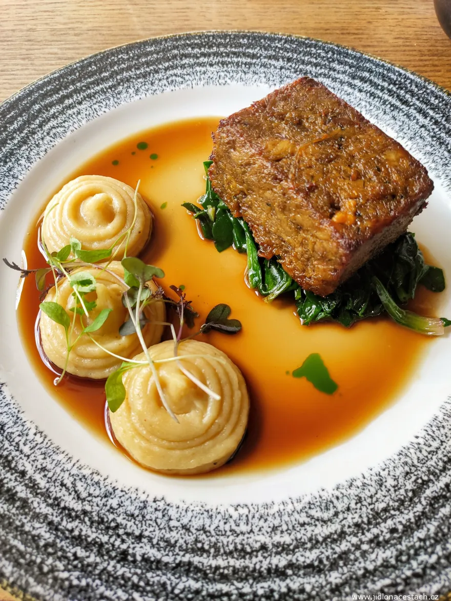 Restaurace V Zátiší: jehněčí konfit, bramborová kaše, špenát, medvědí česnek.
