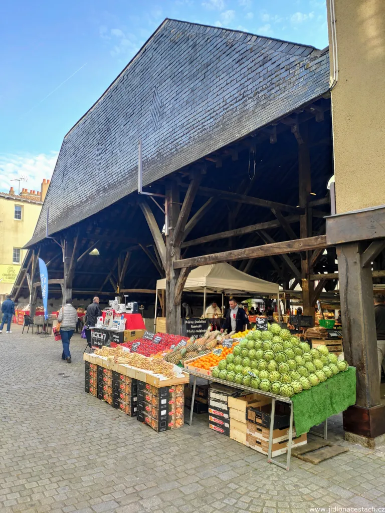 Tržnica Les Halles vo francúzskom mestečku Clisson. Trhy sa na tomto mieste konali už pred 600 rokmi. Tržnica Les Halles vo francúzskom mestečku Clisson. Trhy sa na tomto mieste konali už pred 600 rokmi.
