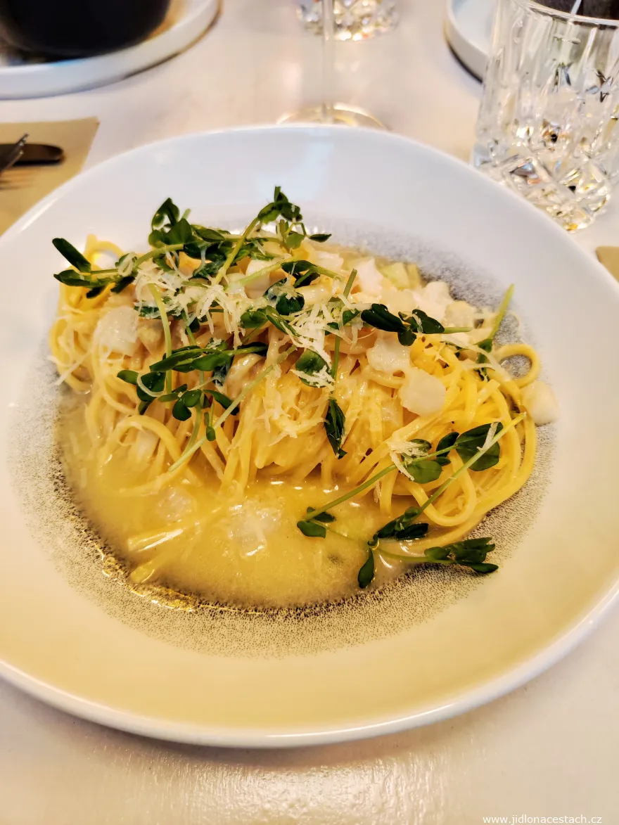 Linguini s kedlubnou a bílým chřestem, parmezán