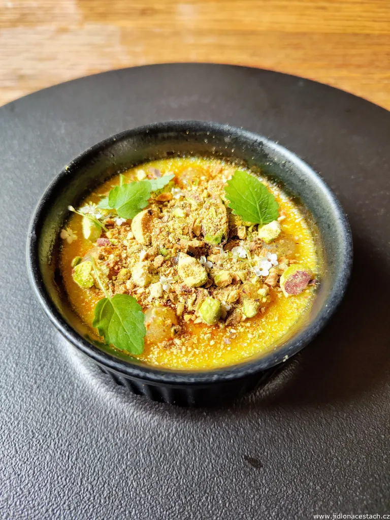 Reštaurácia V Zátiší: pistáciové crème brûlée. Reštaurácia V Zátiší: pistáciové crème brûlée.