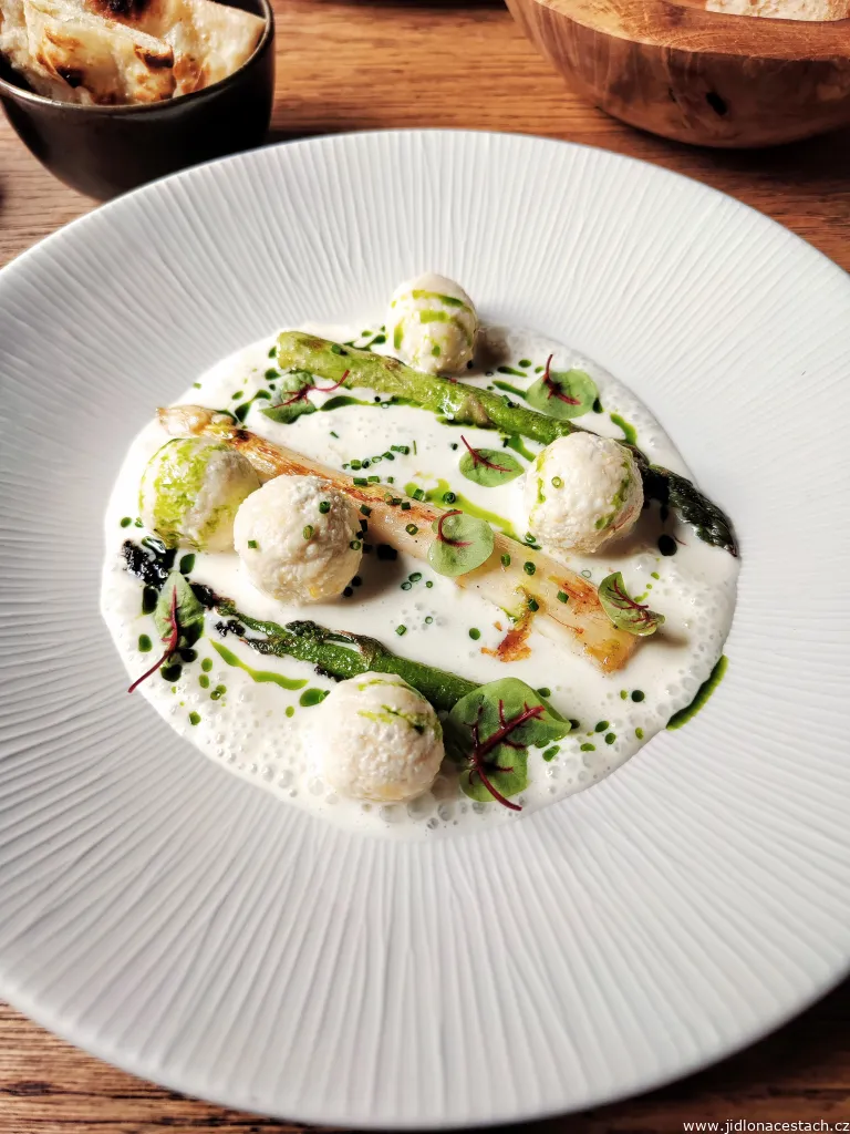 Savory cottage cheese balls, asparagus, almonds and dill oil Savory cottage cheese balls, asparagus, almonds and dill oil