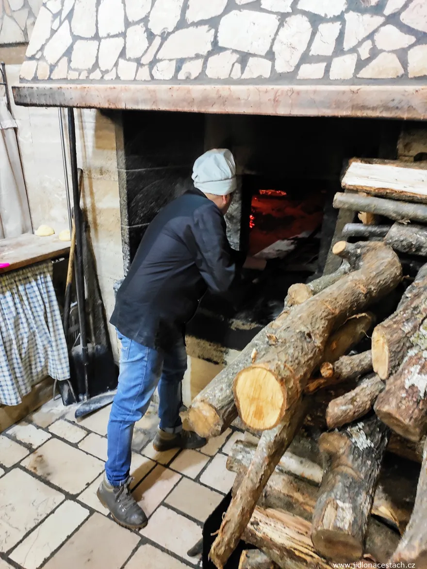 Sádzanie focaccie do pece Sádzanie focaccie do pece