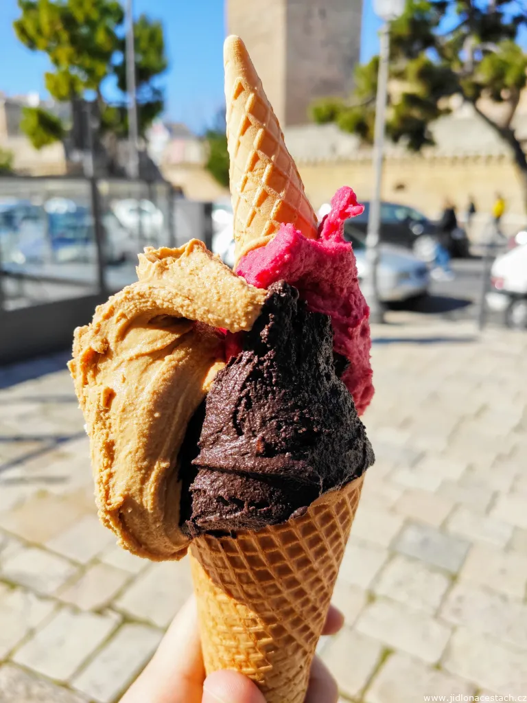Gelato, typická italská zmrzlina. Tato je z mé oblíbené zmrzlinárny Antica Gelateria Gentile v Bari.