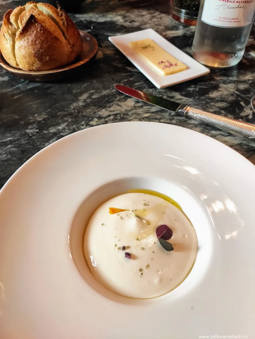 Soufflé ze sýru burrata, černá oliva