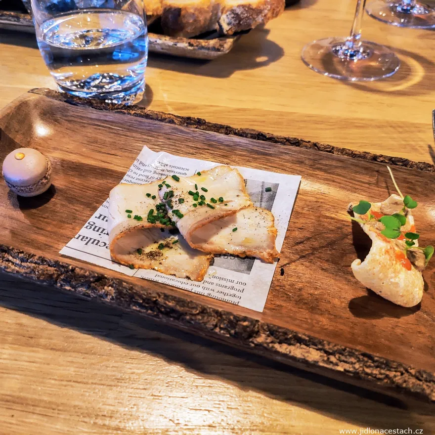 La Tasquería: amouse bouche - slaná makrónka, dva plátky bravčovej slaniny a škvarek z bravčovej kože. La Tasquería: amouse bouche - slaná makrónka, dva plátky bravčovej slaniny a škvarek z bravčovej kože.