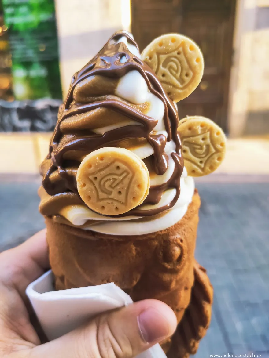 La Pecera: Eis mit Schokoladen-Topping und Keksen. La Pecera: Eis mit Schokoladen-Topping und Keksen.