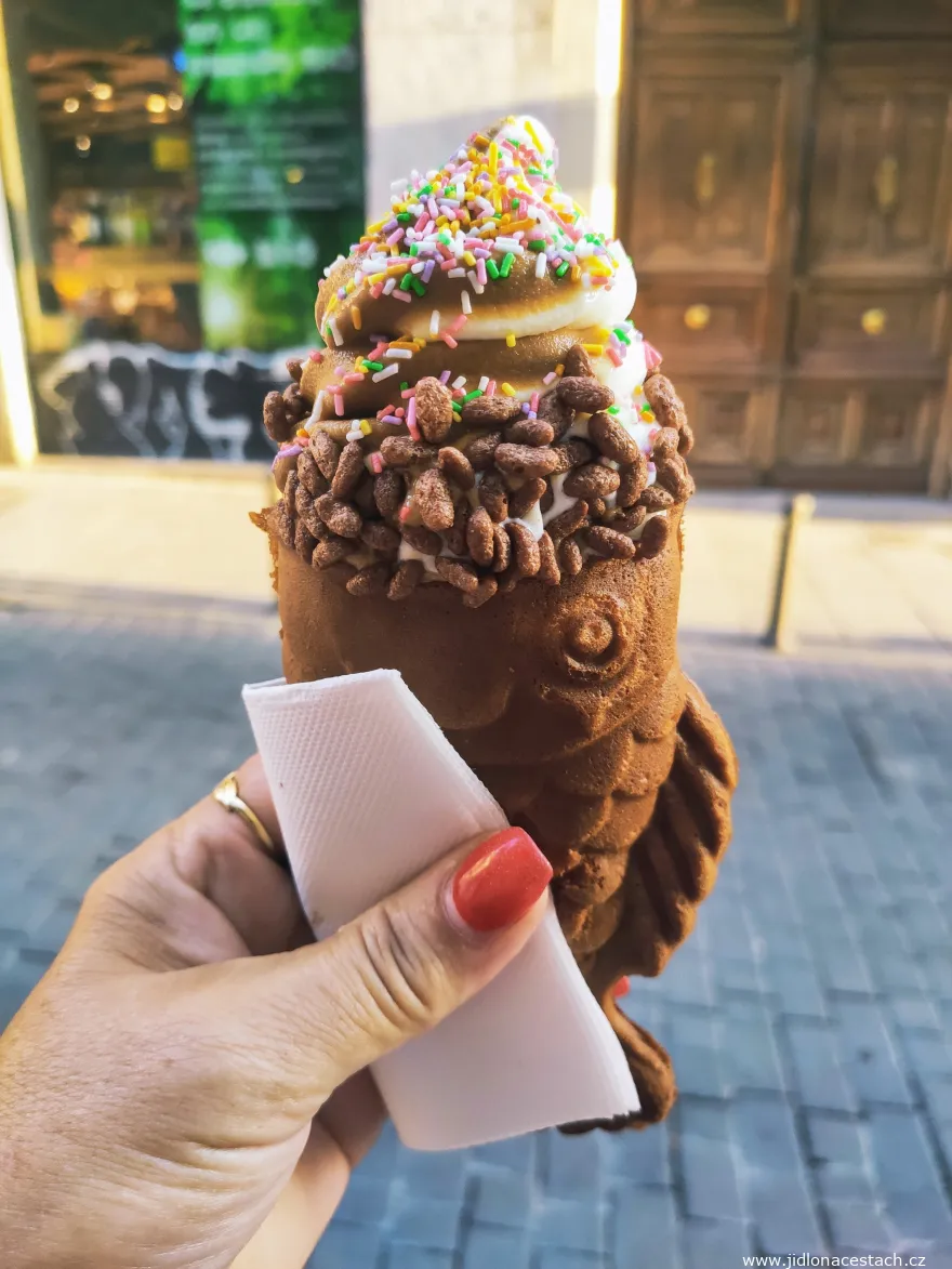 La Pecera: Eis mit Topping und Keksen. La Pecera: Eis mit Topping und Keksen.