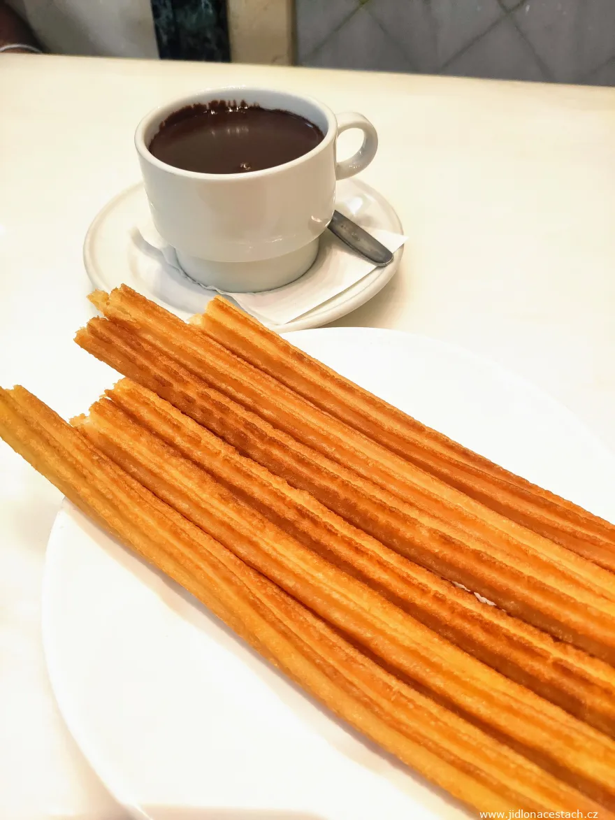 Typická španělská snídaně: churros s čokoládou v madridské chocolaterii San Ginés.