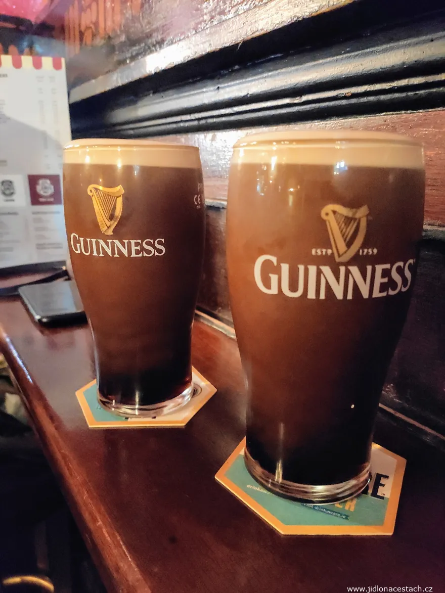 Bière Guinness au pub Long Hall à Dublin. Bière Guinness au pub Long Hall à Dublin.