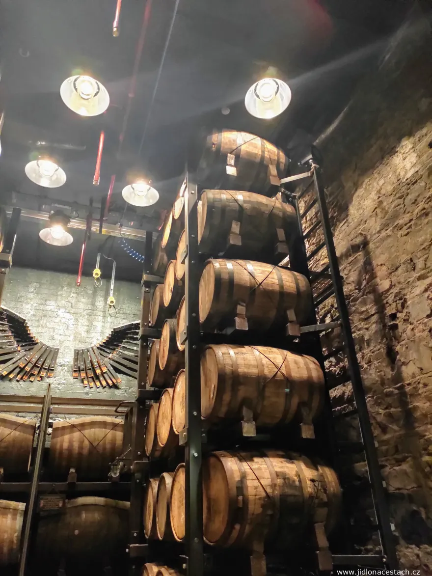 Vieillissement du whiskey en fûts à la distillerie Jameson.