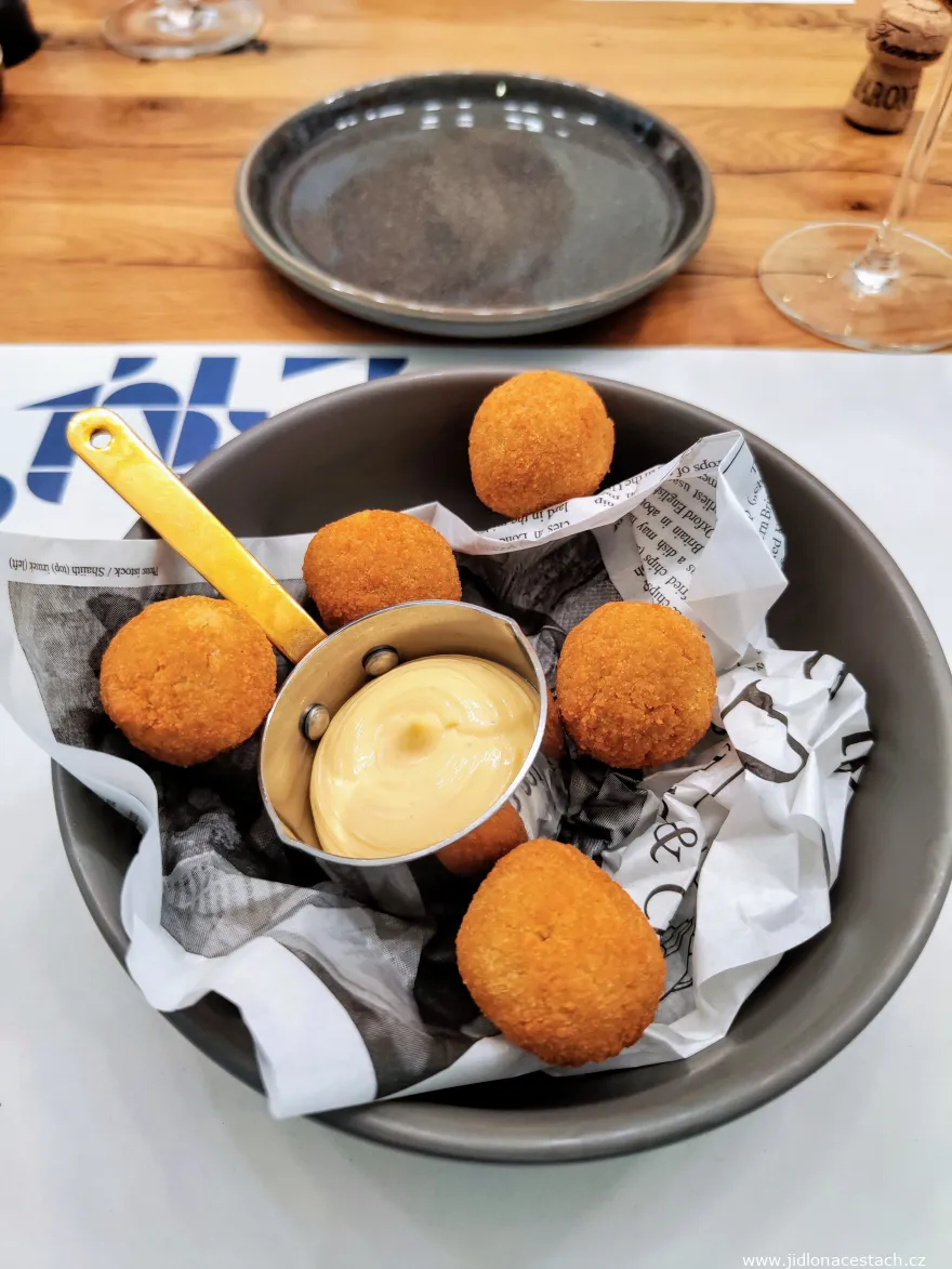 Oliven Ascolana: frittierte Oliven, gefüllt mit Kalbfleisch. Oliven Ascolana: frittierte Oliven, gefüllt mit Kalbfleisch.