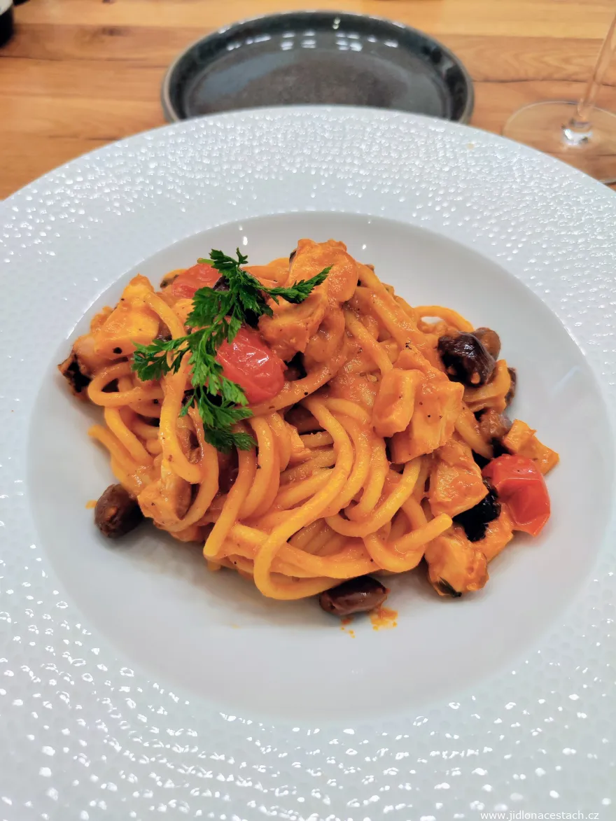 Spaghetti mit Oktopus: Tomatensauce mit Taggiasca-Oliven. Spaghetti mit Oktopus: Tomatensauce mit Taggiasca-Oliven.