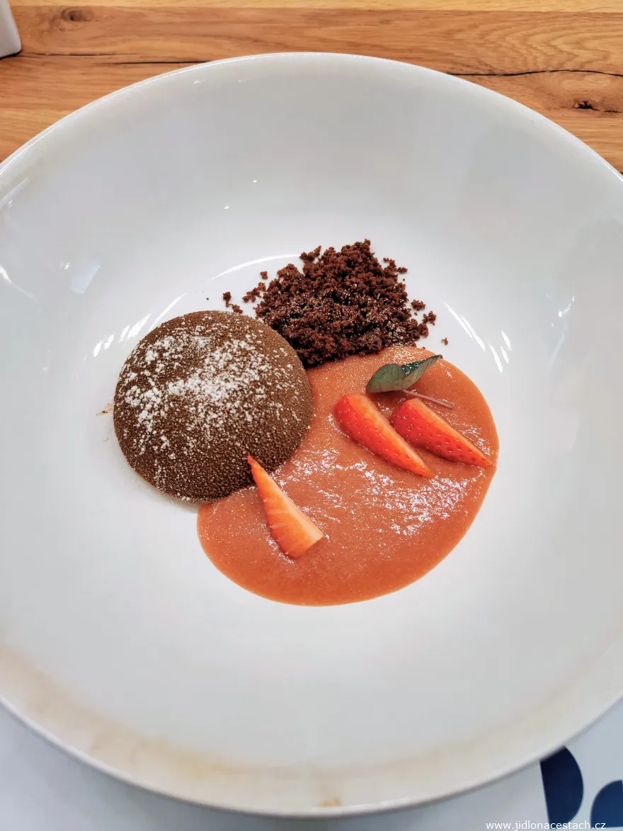 Dessert mit weißer Schokolade: Kugel mit Mousse und Rhabarberpüree. Dessert mit weißer Schokolade: Kugel mit Mousse und Rhabarberpüree.