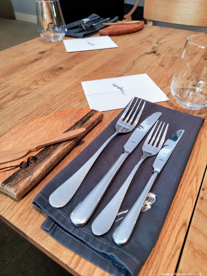 Prostřený stůl v restauraci Vallmo Prostřený stůl v restauraci Vallmo