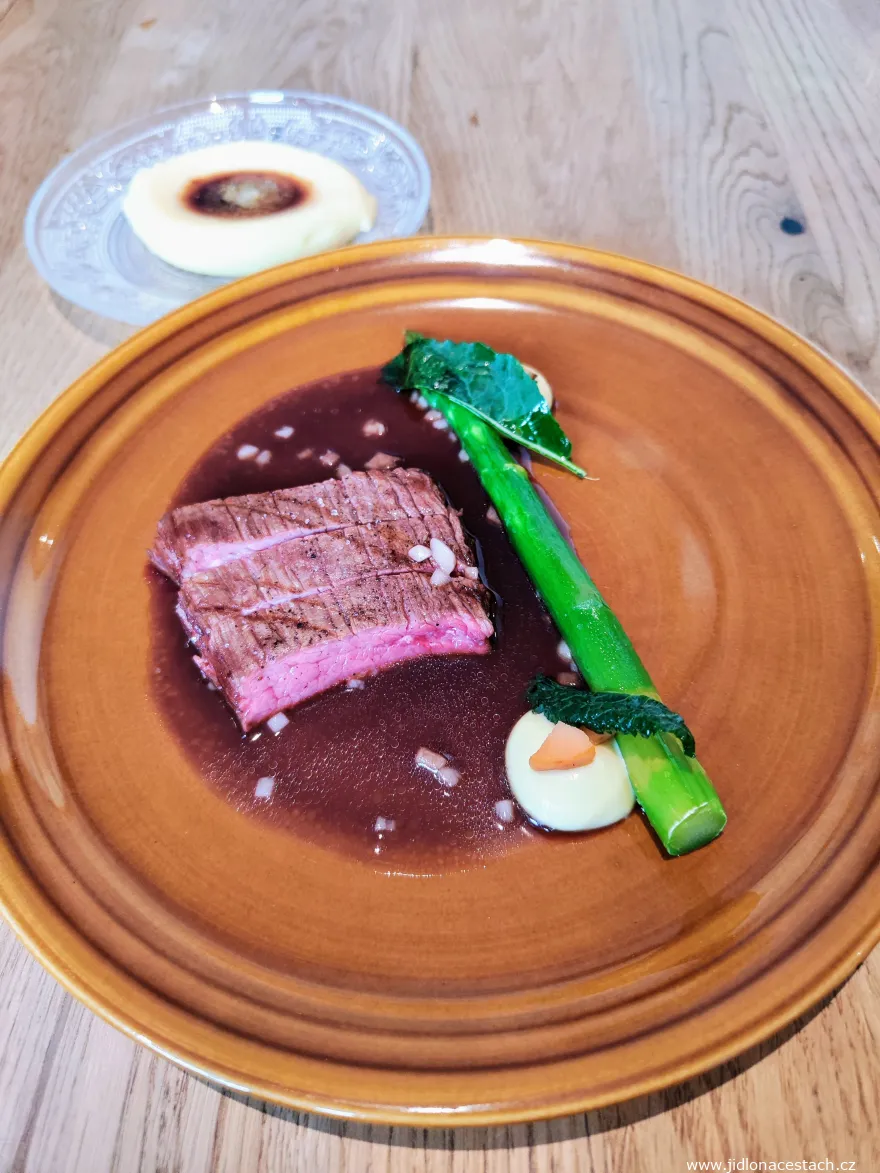 Flank steak, chřest, houby, morek, kaše, cibulové máslo