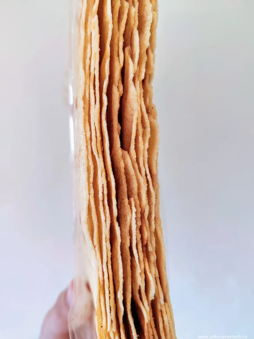 Láminas de pane carasau apiladas: cada una es fina como el papel y se hornea dos veces. Láminas de pane carasau apiladas: cada una es fina como el papel y se hornea dos veces.