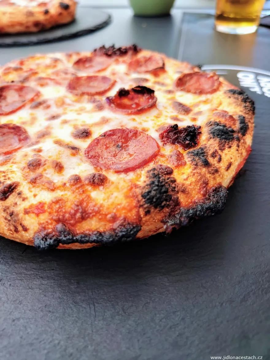 Torino'daki Padellino Factory'den pizza al padellino: küçük tavadan gelen kalın, kabarık kenar. Torino'daki Padellino Factory'den pizza al padellino: küçük tavadan gelen kalın, kabarık kenar.