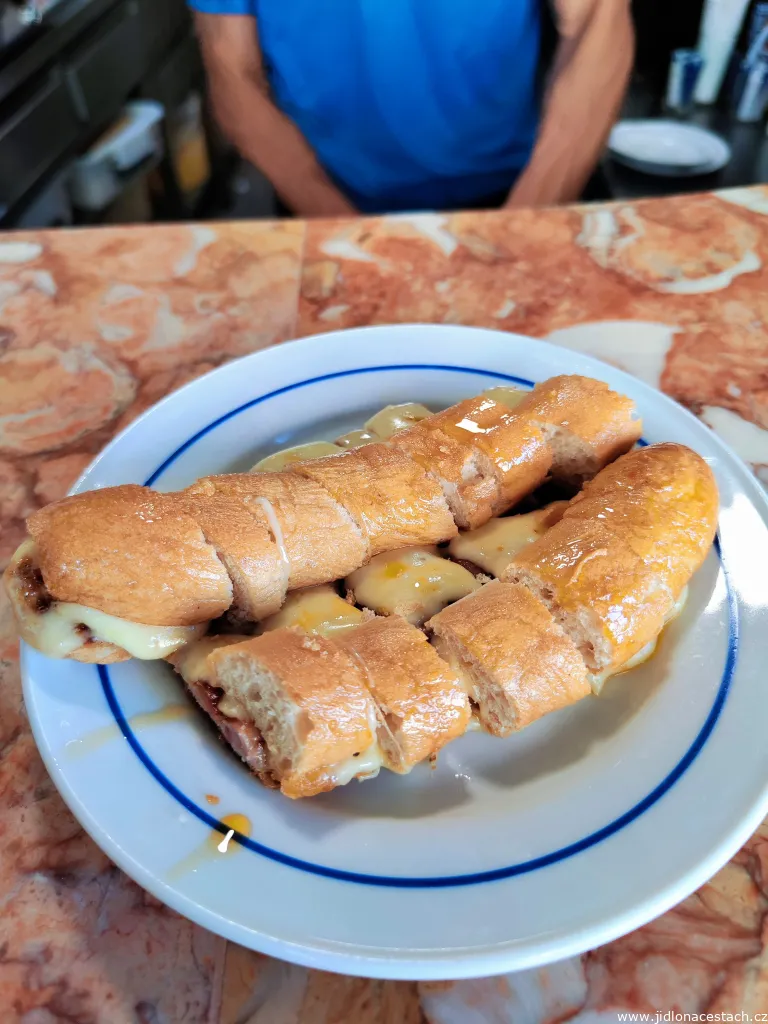 Auf den Spuren von Anthony Bourdain: cachorrinho in der kleinen Bar Gazela in Porto. Vielleicht saß er genau an diesem Platz. Auf den Spuren von Anthony Bourdain: cachorrinho in der kleinen Bar Gazela in Porto. Vielleicht saß er genau an diesem Platz.