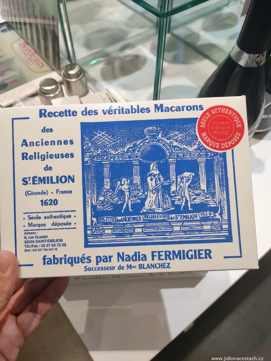 Macarons de Saint-Émilion: škatuľka tradičných kláštorných makrónok. Macarons de Saint-Émilion: škatuľka tradičných kláštorných makrónok.