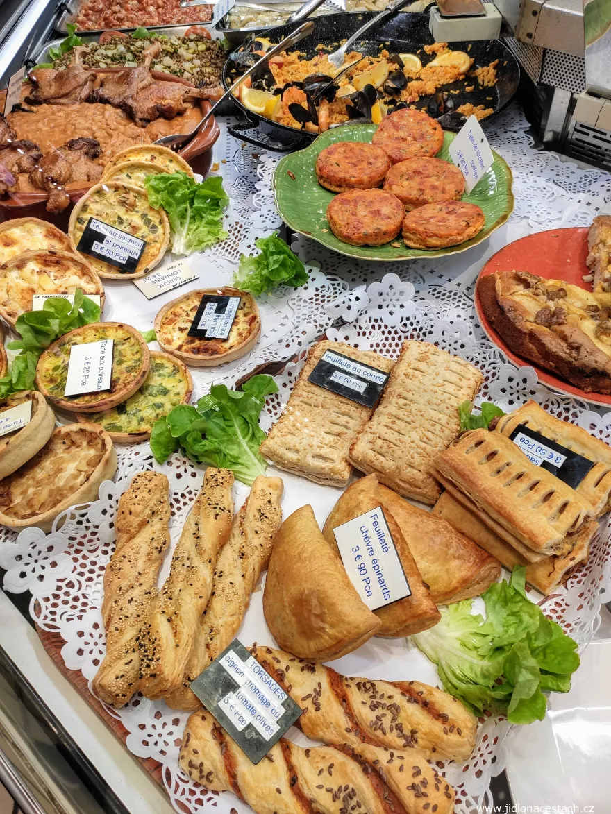 Tržnice Victora Huga: vitrína lahůdkářství s quiche, paellou a listovým pečivem.