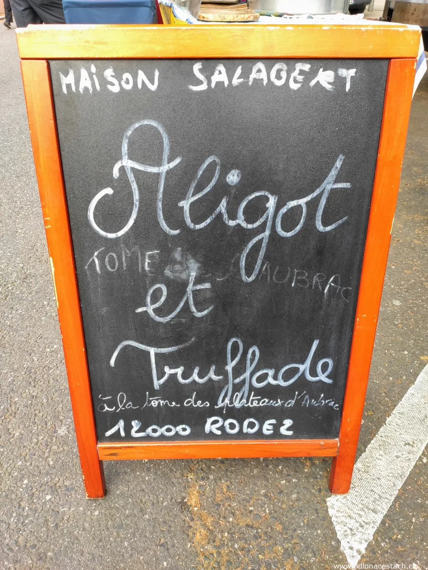 Cedule s nabídkou aligotu Cedule s nabídkou aligotu