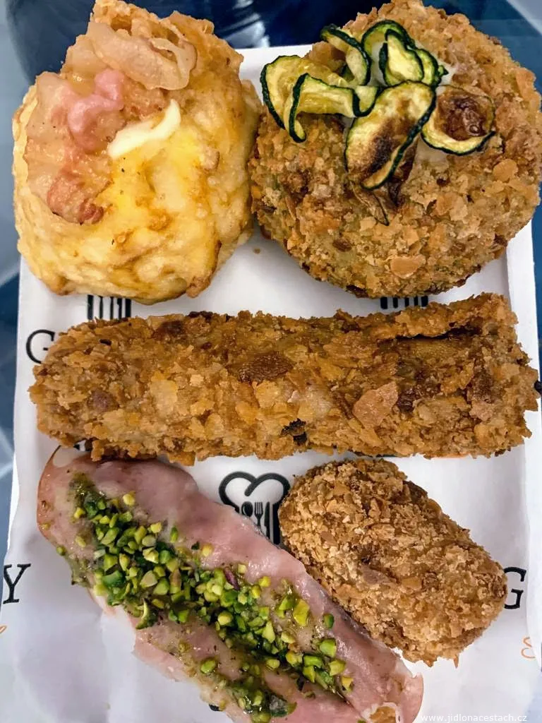Genny street food: um tabuleiro de especialidades fritas em Sorrento. Genny street food: um tabuleiro de especialidades fritas em Sorrento.