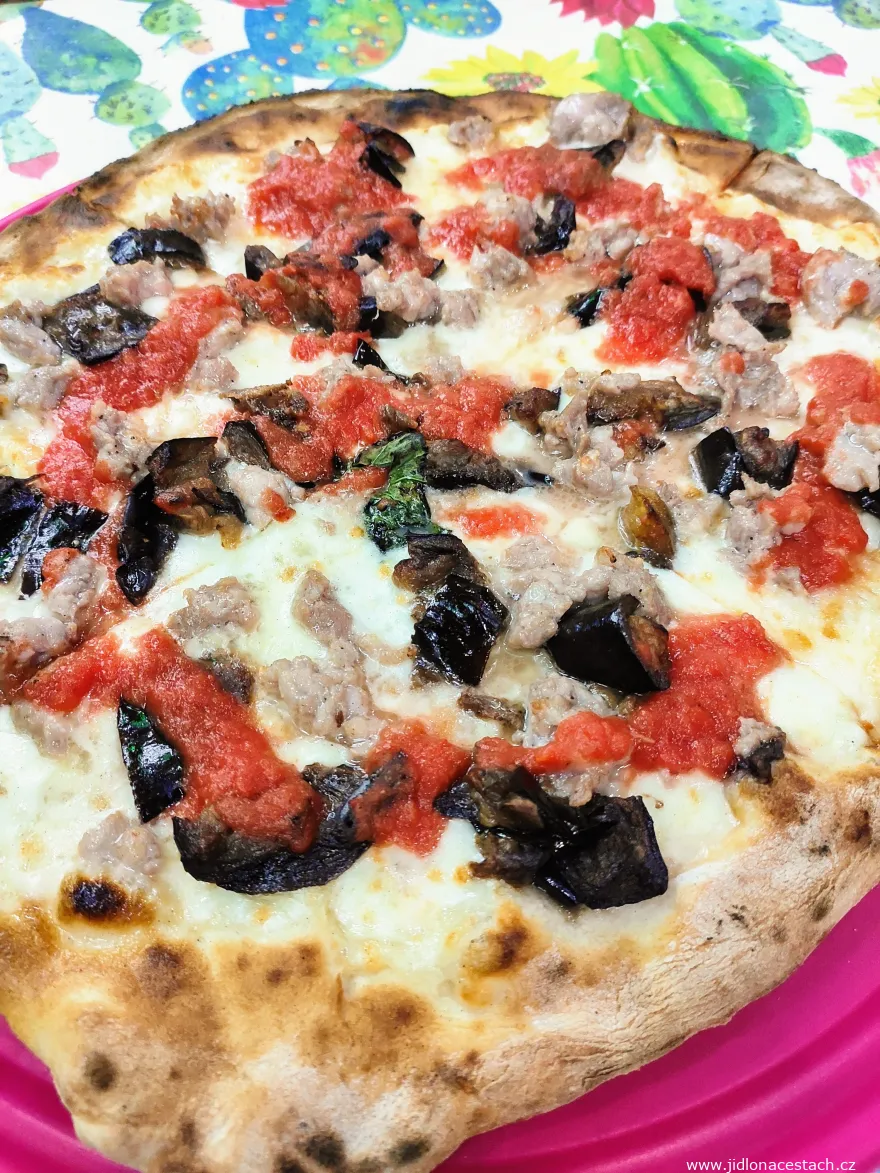 Pizza s klobásou, baklažánom a bazalkou Pizza s klobásou, baklažánom a bazalkou