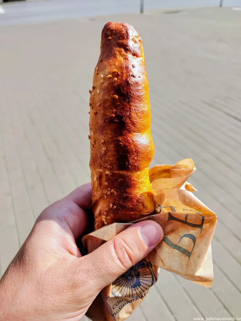 Covrigi plněné párkem