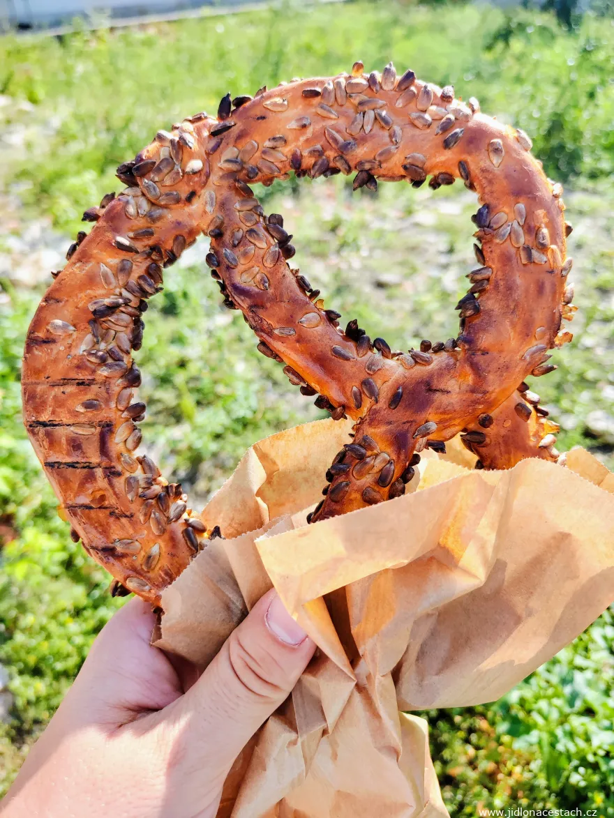 Covrigi naslano posypané slnečnicovými semienkami
