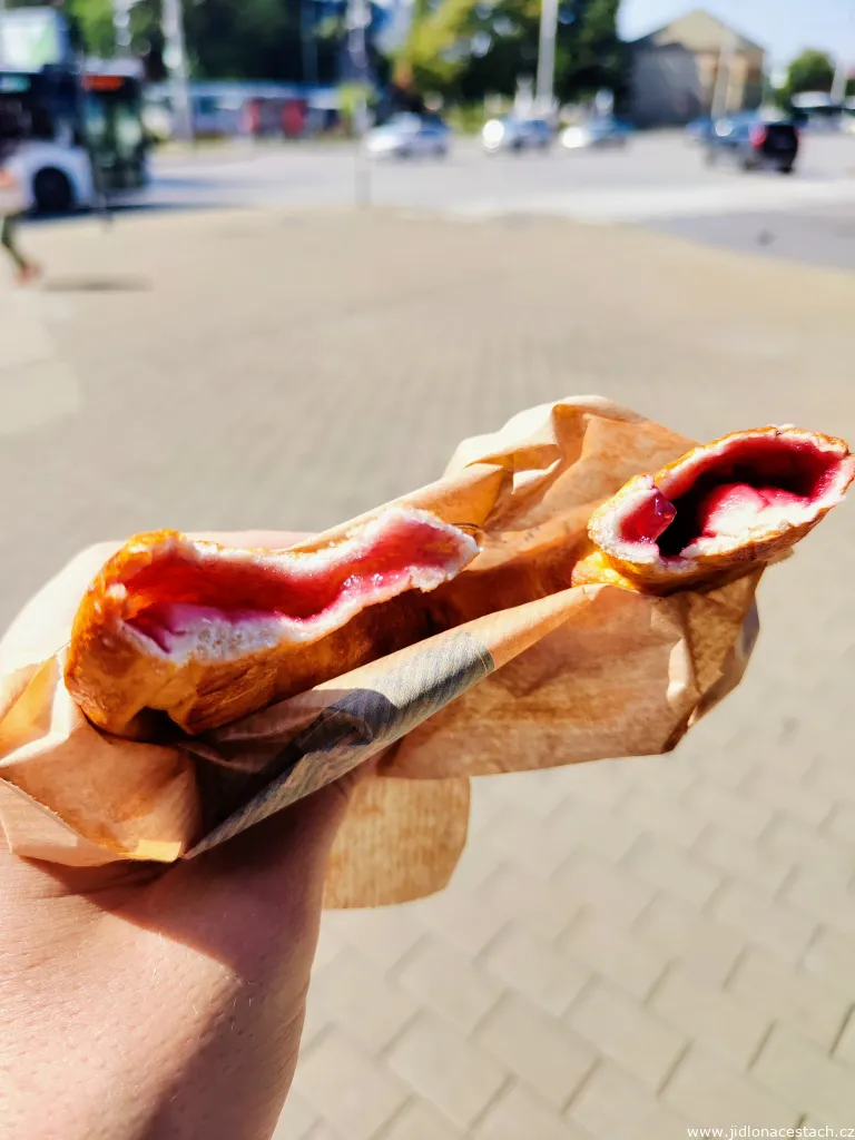 Covrigi plněné višňovou marmeládou