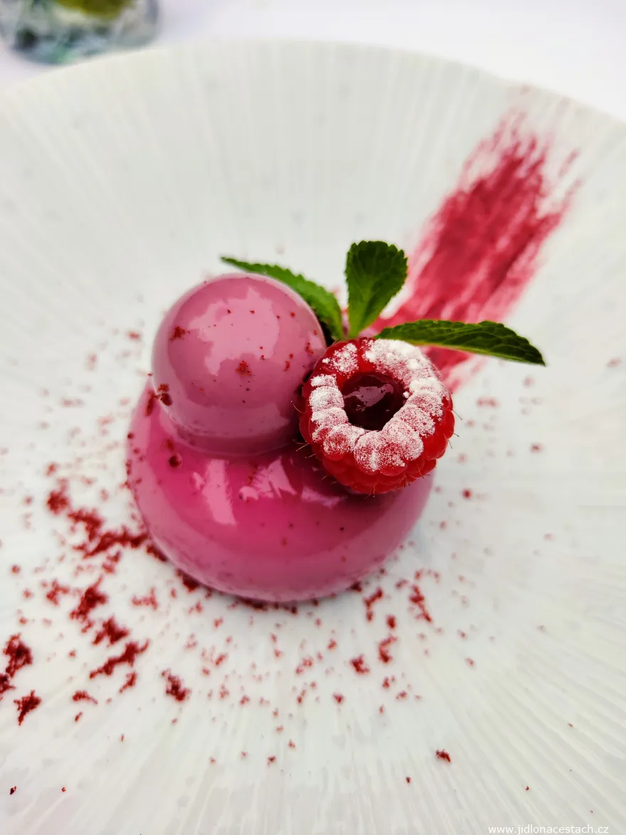 Le Grill Restaurant: dark chocolate mousse and blackcurrant jelly. Le Grill Restaurant: dark chocolate mousse and blackcurrant jelly.