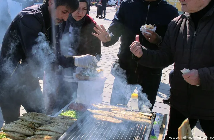 Balık ekmek: turecký rybí sendvič
