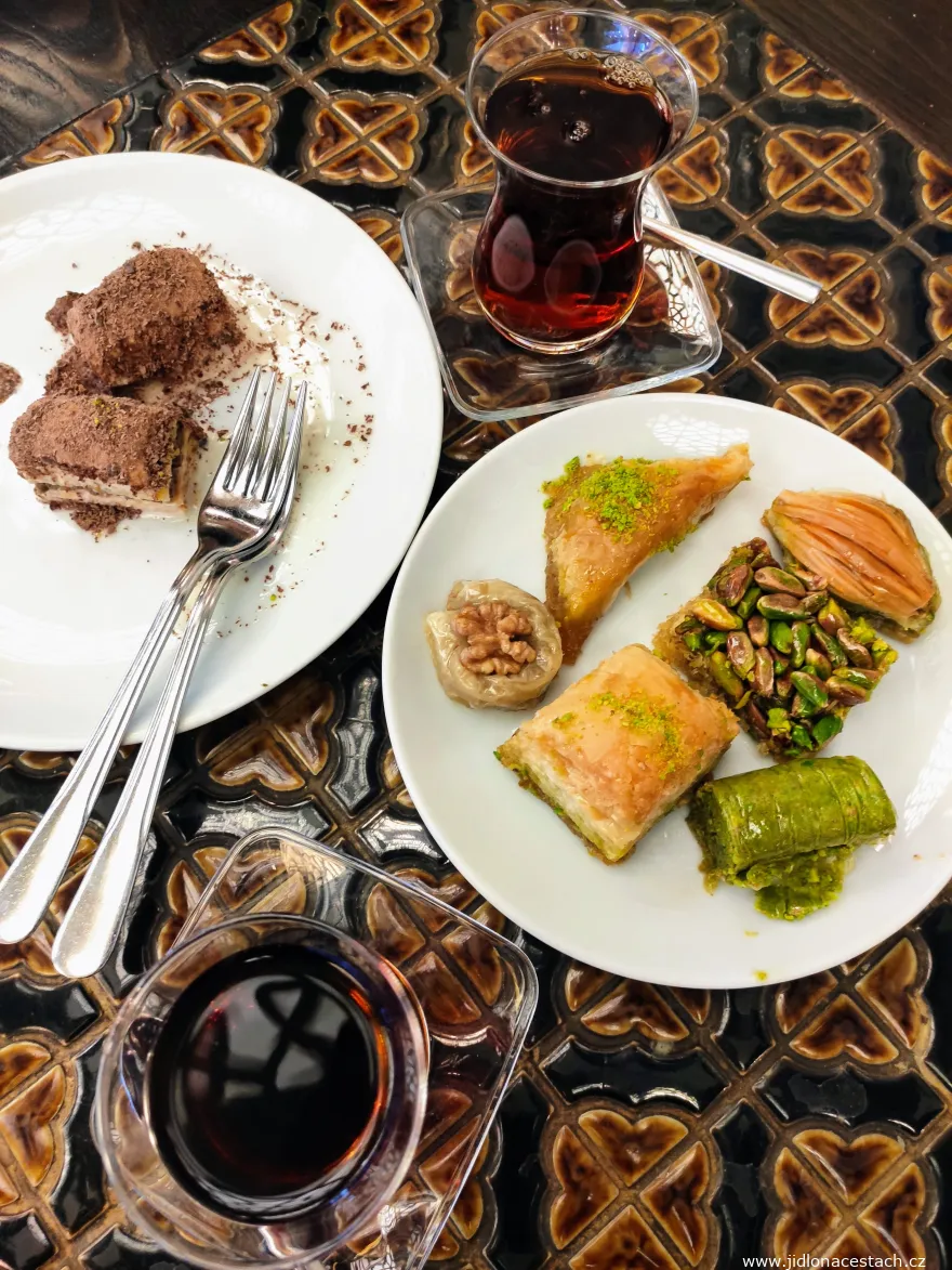 Baklava : rien ne l'accompagne mieux qu'un thé turc brûlant. Sur la soucoupe de gauche, une baklava froide, et sur celle de droite, différentes sortes de baklava traditionnelle. Baklava : rien ne l'accompagne mieux qu'un thé turc brûlant. Sur la soucoupe de gauche, une baklava froide, et sur celle de droite, différentes sortes de baklava traditionnelle.