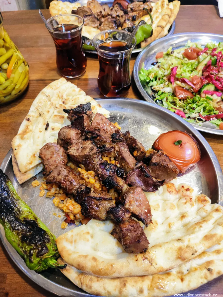 Ristorante Hayri Usta Ocakbaşı: fegato alla griglia con bulgur condito alla perfezione, peperone grigliato, pomodoro e pane. Ristorante Hayri Usta Ocakbaşı: fegato alla griglia con bulgur condito alla perfezione, peperone grigliato, pomodoro e pane.