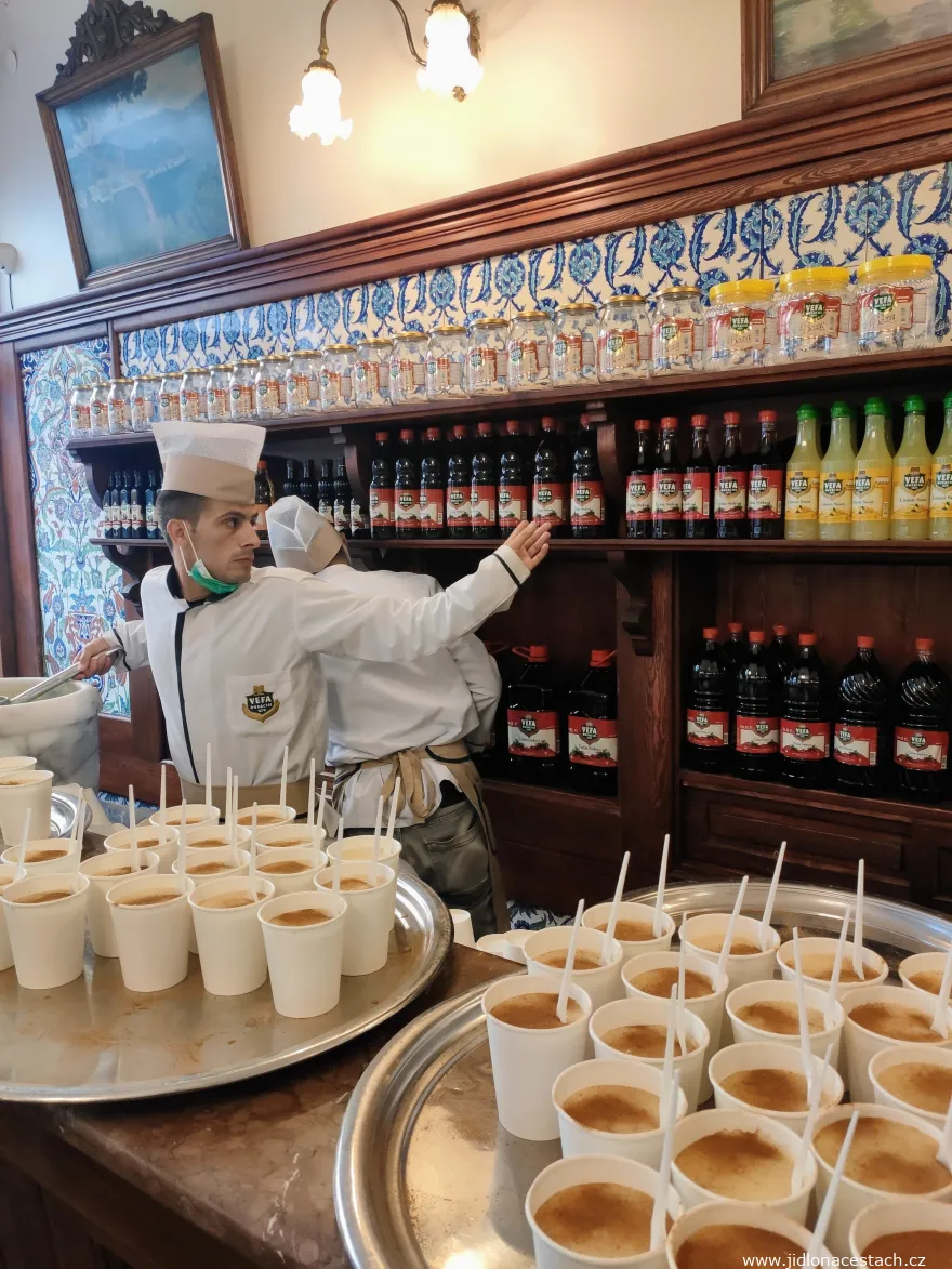 Boza: fermentovaný nápoj z obilnín. Tradične sa zasypáva škoricou.