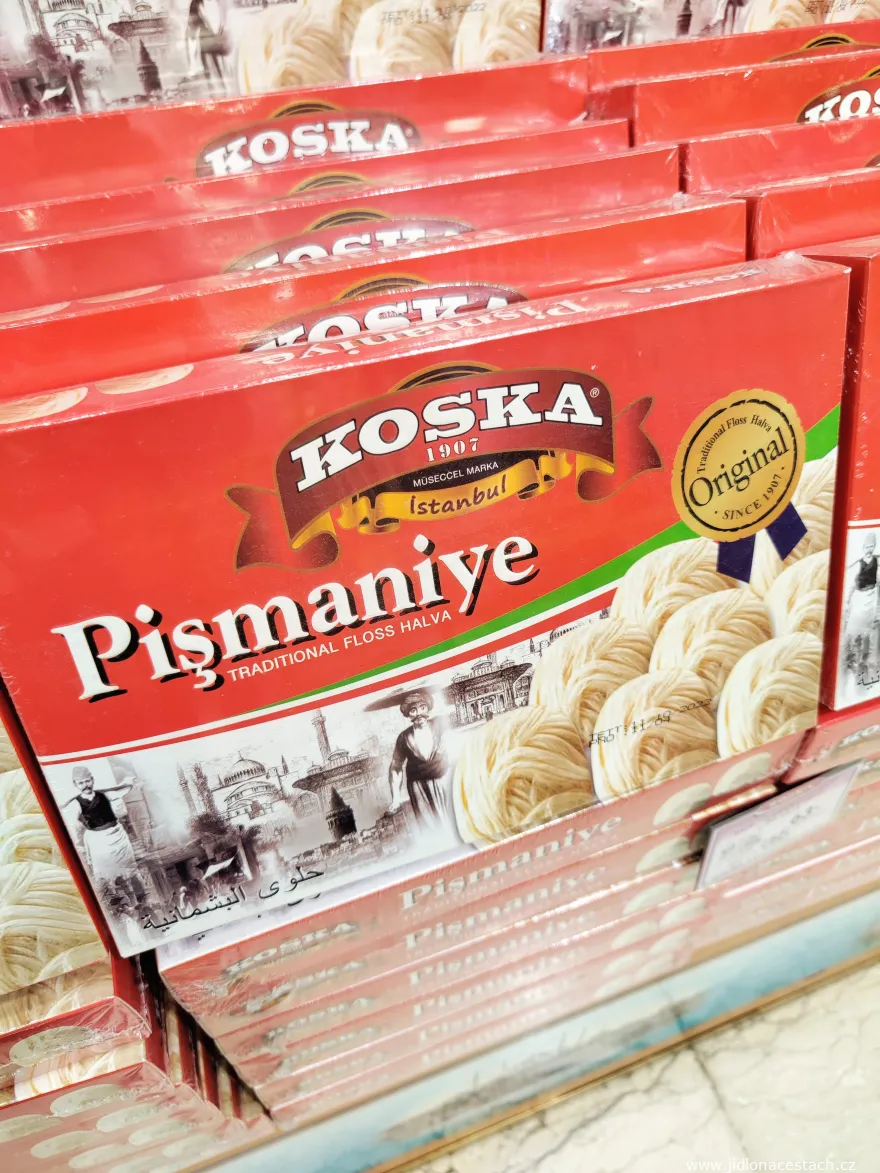 Pişmaniye: turecká cukrová vata. Supermarketová verzia. Pişmaniye: turecká cukrová vata. Supermarketová verzia.