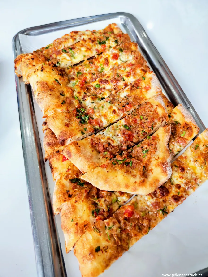 Pide: turecká pizza. Pide: turecká pizza.