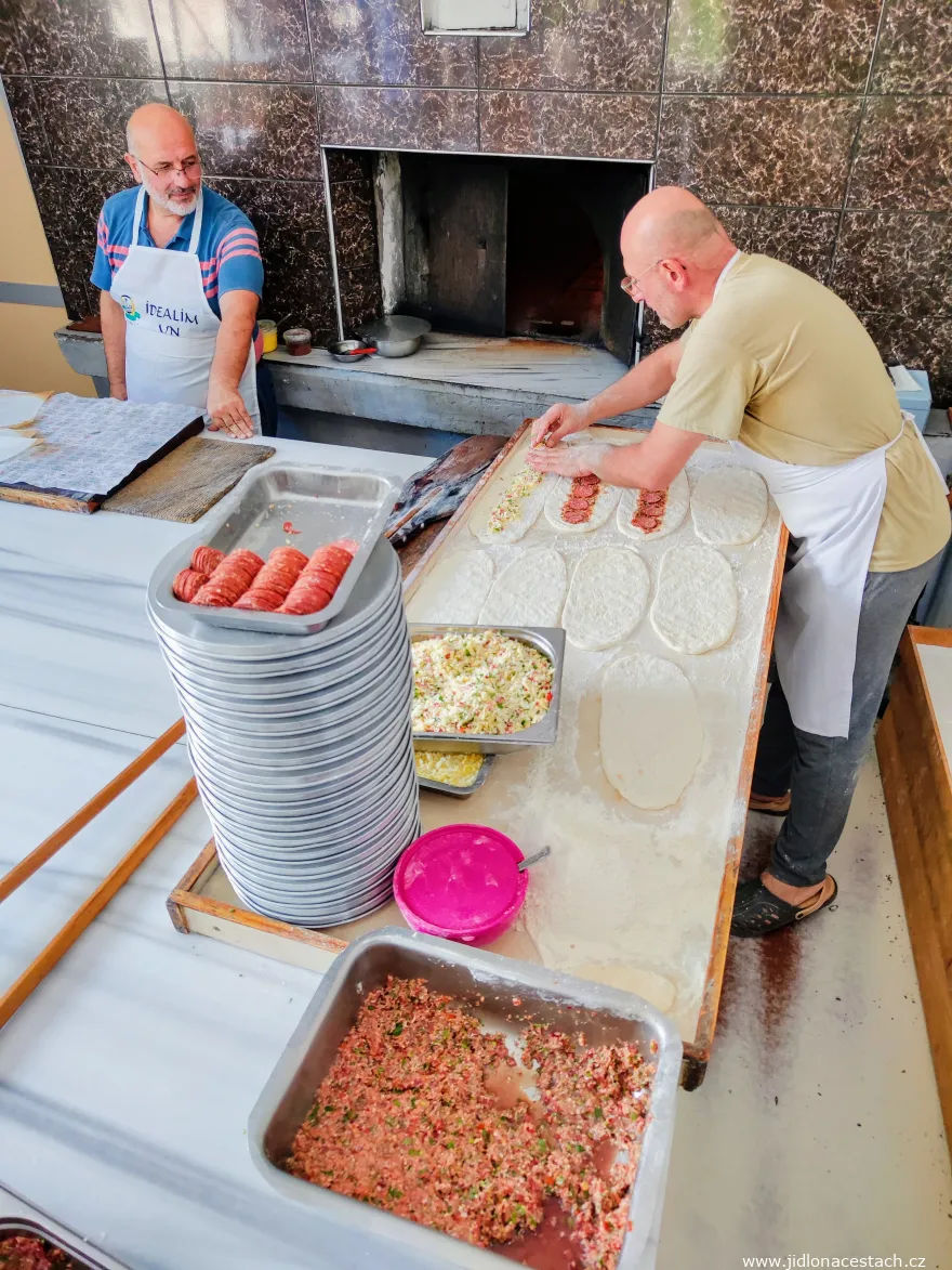 Pide: príprava v špecializovanom podniku "pideci". Pide: príprava v špecializovanom podniku "pideci".