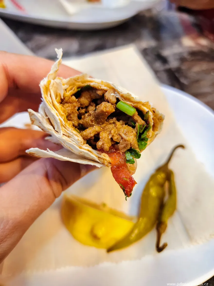 Tantuni au bœuf dans un pain lavaş.