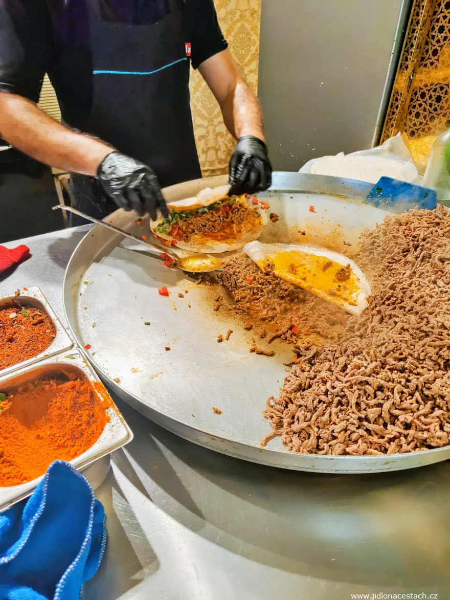 Tantuni : la préparation sur une grande plaque métallique.