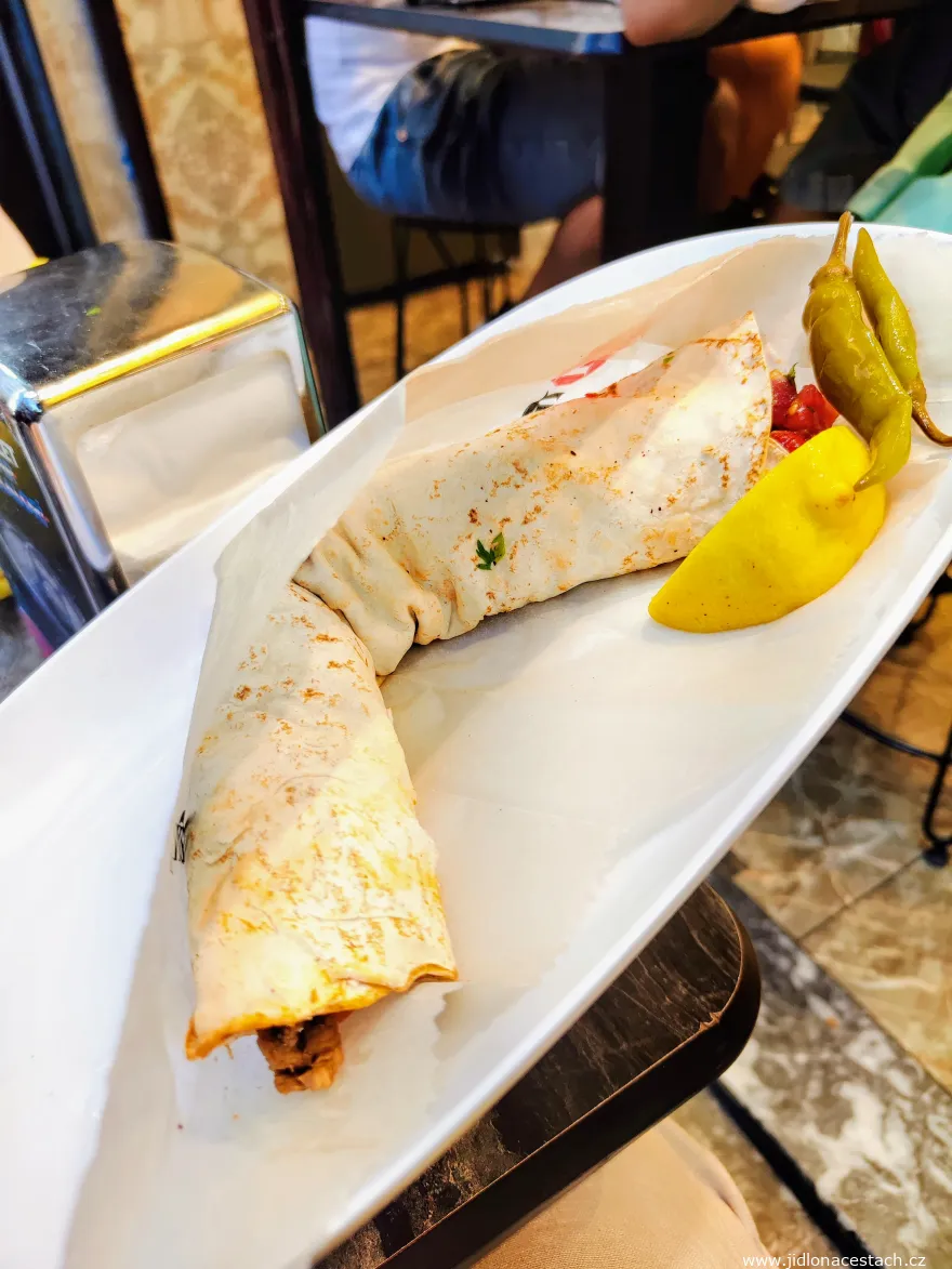 Tantuni: würziges Fleisch, in Baumwollsamenöl gebraten, im Lavaş-Fladen. Tantuni: würziges Fleisch, in Baumwollsamenöl gebraten, im Lavaş-Fladen.