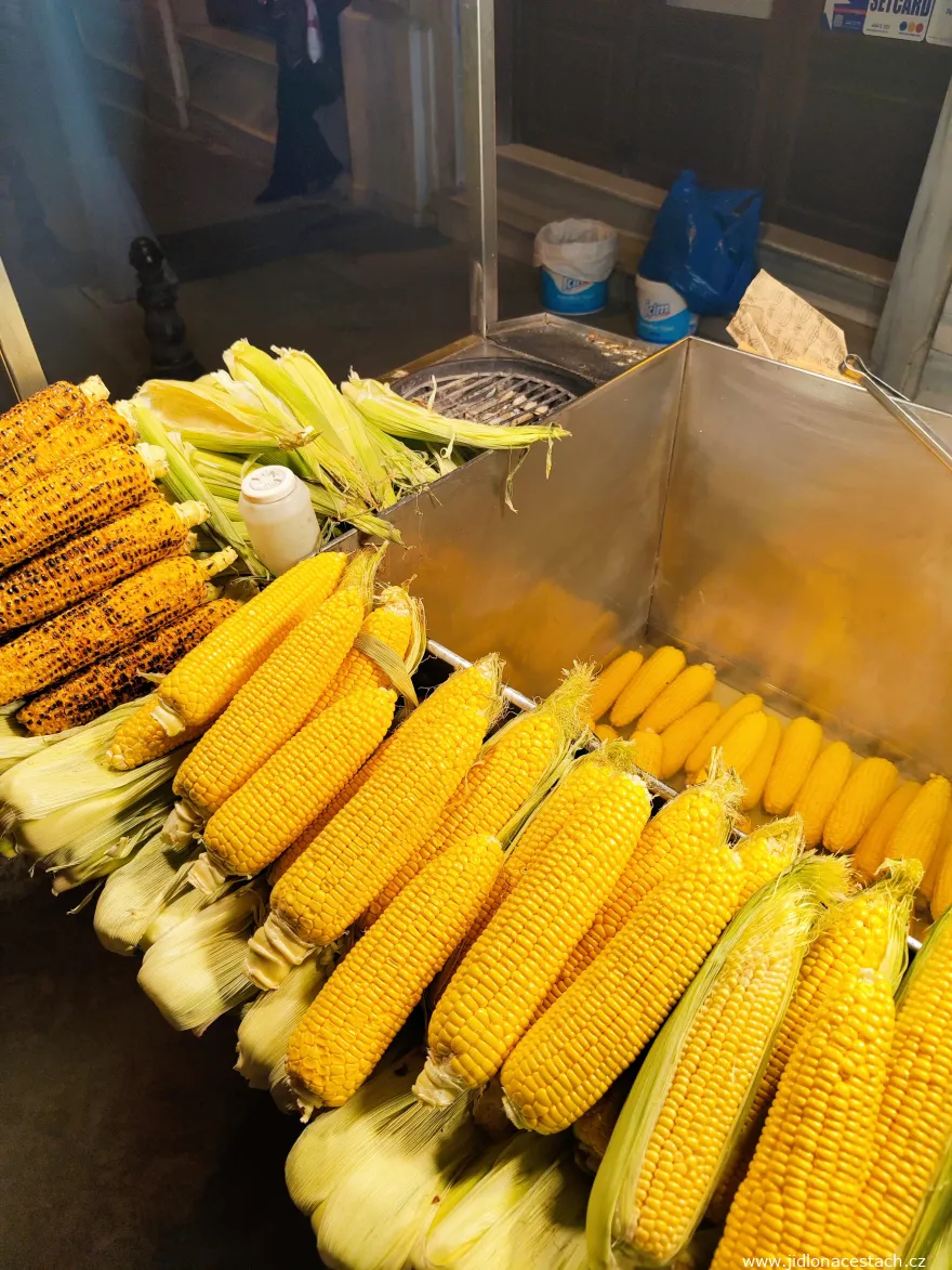 Közde mısır : un stand de maïs grillé. Közde mısır : un stand de maïs grillé.