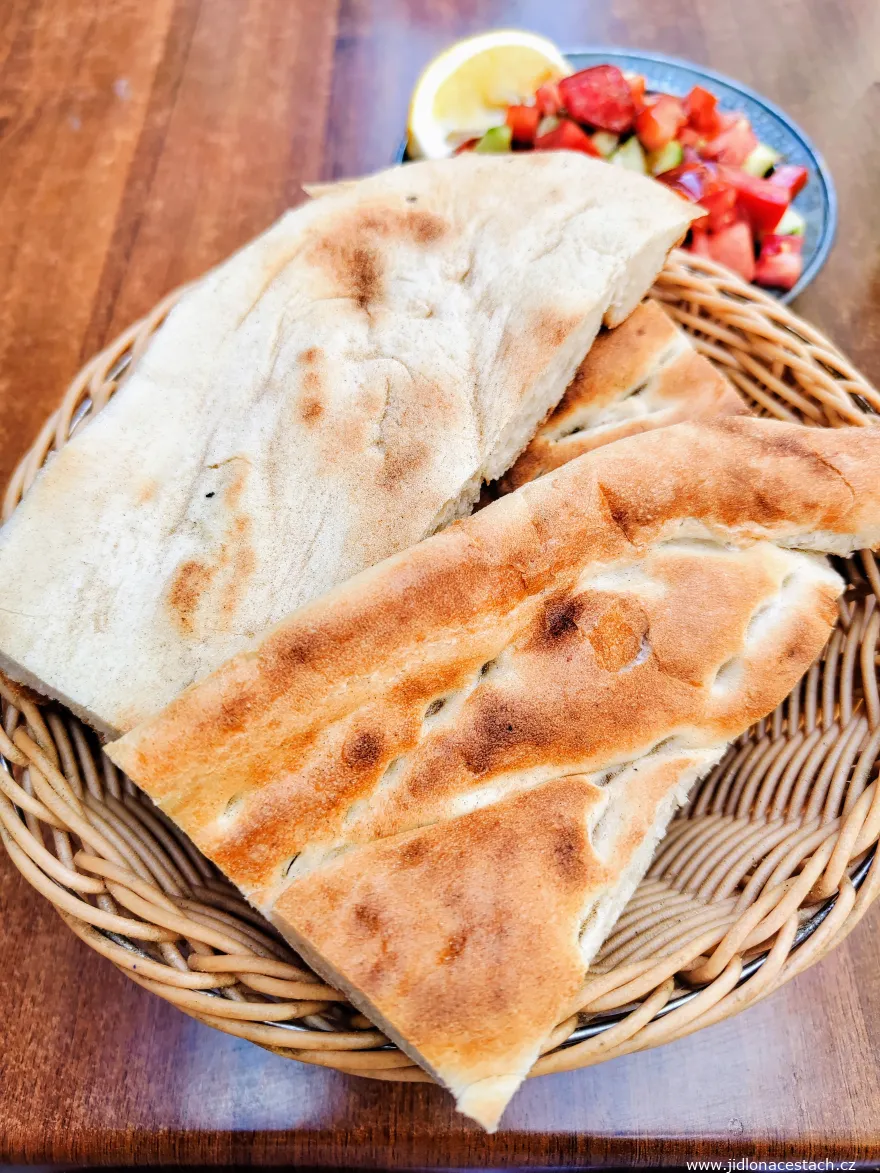 Reštaurácia Gaziantep Közde Künefe Kebap Salonu: chlebová placka. Reštaurácia Gaziantep Közde Künefe Kebap Salonu: chlebová placka.